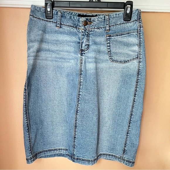 EXPRESS Jeans Womens Denim Mini Skirt 3/4 Small Low-Rise Stretch‎ Back Slip - Picture 5 of 17